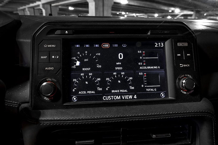 Những chi tiết màu đồng nổi bật như chân cánh gió, hốc gió trước chính là lớp áo ngoại thất màu xanh lam khá hấp dẫn được gọi là Humble Satin Metallic. Họa tiết trang trí mặt trời đặc trưng của Liberty Walk được hãng độ đặt trên nóc xe với các đường viền được đính kim loại nổi màu vàng đồng.