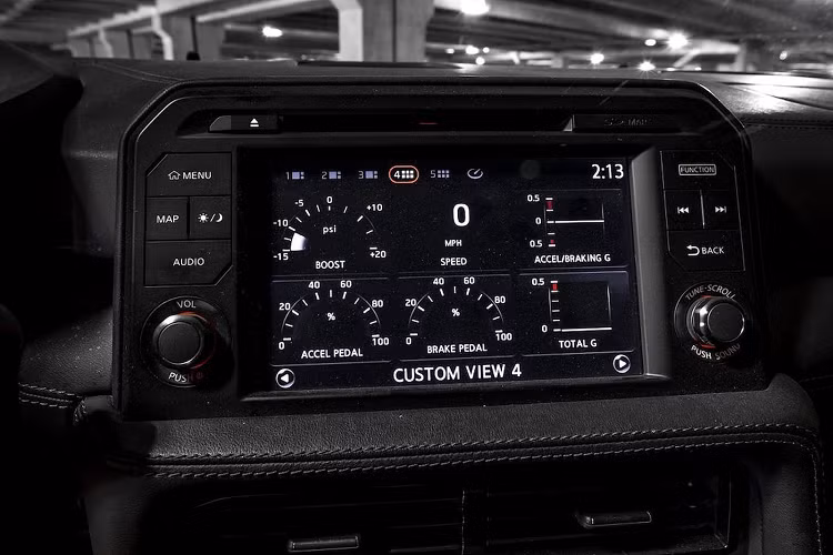 Những chi tiết màu đồng nổi bật như chân cánh gió, hốc gió trước chính là lớp áo ngoại thất màu xanh lam khá hấp dẫn được gọi là Humble Satin Metallic. Họa tiết trang trí mặt trời đặc trưng của Liberty Walk được hãng độ đặt trên nóc xe với các đường viền được đính kim loại nổi màu vàng đồng.