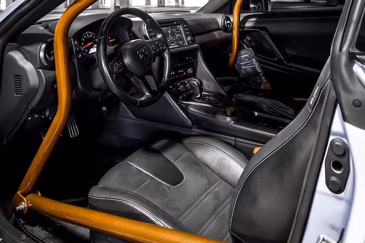 Trên nền màu xanh Humble Satin Metallic chính là phần đồ họa mô phỏng lại quái vật Godzilla tấn công Tokyo ở bên hông xe để gợi nhớ đến biệt danh lần đầu tiên được đặt cho R32 Skyline GT-R huyền thoại.