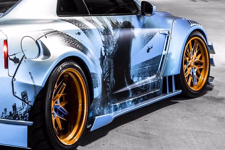 Xe được trang bị hệ thống xả mới, bộ làm mát liên động, cửa hút và hệ thống kim phun cũng đã được thay thế cùng một số hạng mục khác. Hơn nữa, gói độ này cũng mang tới cho mẫu xe GT-R Stage III hệ thống treo lò xo coilover và bộ vi sai phía sau được làm lại hoàn toàn nhằm tăng khả năng vận hành cho chiếc xe độ.