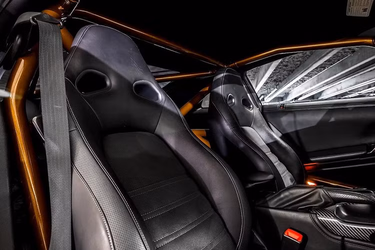 Tuy nhiên nhằm đảm bảo sự an toàn cho người lái và hành khách, đội ngũ đã trang bị cho xe hệ thống khung bảo vệ RS Level II màu vàng đồng. Ngoài ra, bộ bodykit ở ngoại thất xe đã được hãng độ lựa chọn phủ màu Humble Satin Metallic giống với màu sắc ngoại thất tổng thể của xe, từ đây đem đến một diện mạo khác biệt cho bản độ.