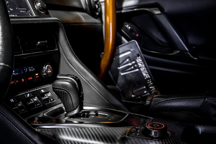 Về nội thất, thương hiệu không thực hiện quá nhiều nâng cấp về mặt kỹ thuật và hầu hết các chi tiết vẫn được giữ nguyên với da bọc nội thất màu đen giản đơn.