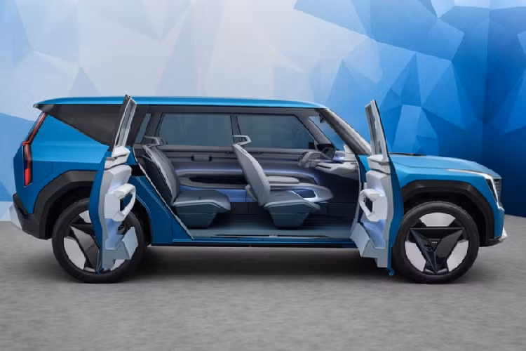 Bên cạnh đó, CEO của Kia Mỹ cho biết EV9 sẽ được đặt ở vị trí cao hơn Telluride trong danh mục sản phẩm giống như cách mà hãng tạo khoảng cách cho Sportage và EV6. Điều đó có nghĩa là giá xe Kia EV9 sẽ bán ra rơi vào khoảng 50.000 USD (khoảng 1,15 tỷ đồng).