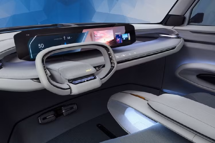 Một số chi tiết khác cũng có thể bị lược đi trên bản thương mại là số lượng đèn LED ở ngoại thất, camera thay gương bên và mâm 22 inch. Tương tự như vậy, khoang cabin của Kia EV9 thương mại sẽ được chỉnh sửa để trông đúng "chất Kia" hơn. Ở bản concept, xe được trang bị vô lăng thiết kế khá "lạ lùng", màn hình ngang đặt cao rộng tới 27 inch và ghế di động tiện lợi.