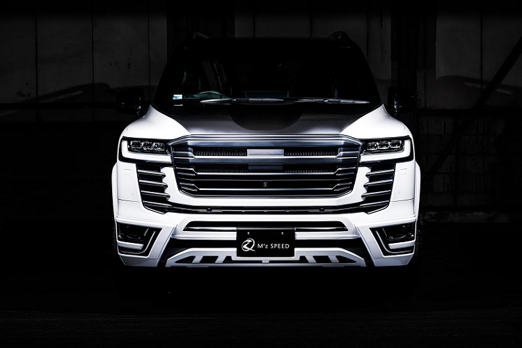 Di chuyển ra phía sau, Land Cruiser nhận được một cánh gió mới nằm ngay dưới chân kính chắn gió cùng một tấm ốp giúp mở rộng cản va sau, tích hợp thêm bộ khuếch tán cứng cáp cùng ống xả quad được hoàn thiện bằng carbon hoặc thép không gỉ.