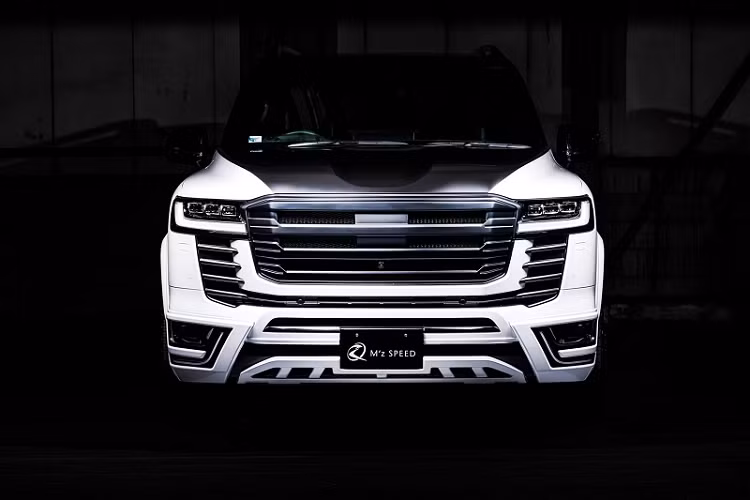 Di chuyển ra phía sau, Land Cruiser nhận được một cánh gió mới nằm ngay dưới chân kính chắn gió cùng một tấm ốp giúp mở rộng cản va sau, tích hợp thêm bộ khuếch tán cứng cáp cùng ống xả quad được hoàn thiện bằng carbon hoặc thép không gỉ.