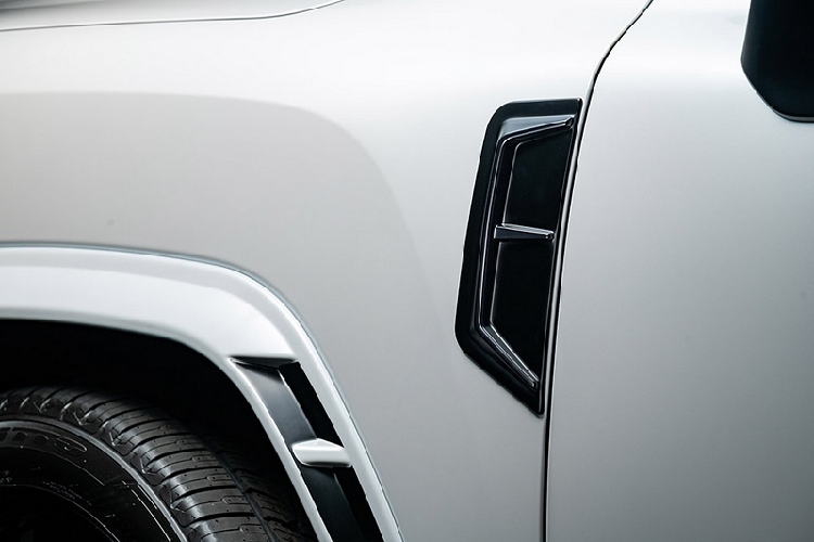 Hình ảnh chiếc Land Cruiser 300 Series độ M’z Speed công bố còn có lớp sơn hai tông màu với màu đen nhám huyền bí trên nắp capo, nóc xe, các trụ và cửa cốp. Bộ mâm 6 chấu thiết kế khỏe khoắn cũng là một phần của gói độ này.