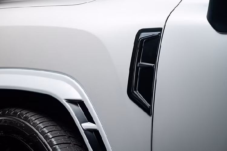 Hình ảnh chiếc Land Cruiser 300 Series độ M’z Speed công bố còn có lớp sơn hai tông màu với màu đen nhám huyền bí trên nắp capo, nóc xe, các trụ và cửa cốp. Bộ mâm 6 chấu thiết kế khỏe khoắn cũng là một phần của gói độ này.