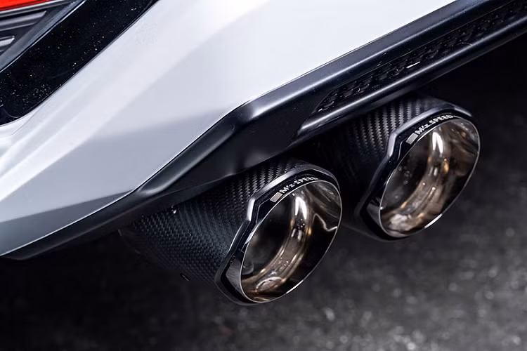 M’z Speed còn thay thế cho Toyota Land Cruiser 300 Series độ bodykit bằng các tấm ốp vòm bánh xe mới cùng các khe hút gió đặt cạnh có thể được sơn cùng màu thân xe, màu đen mờ hoặc bọc bằng sợi carbon. Ở khu vực hông xe còn có ốp bảo vệ gương chiếu hậu cùng các tấm ốp ngưỡng cửa mới.