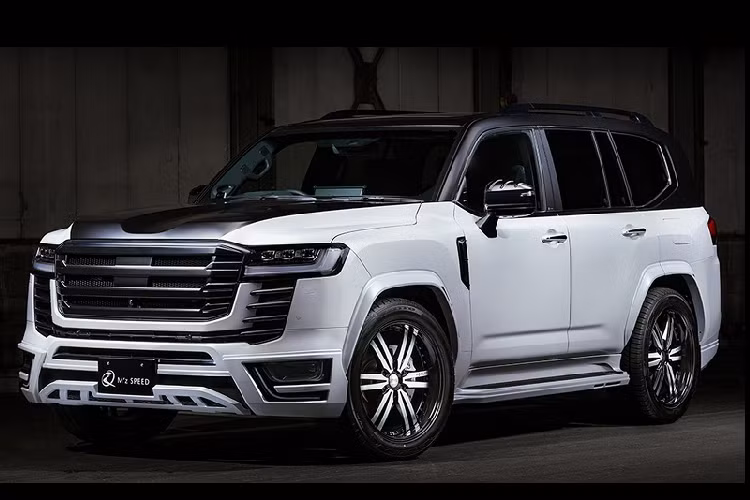 Ở phần đầu xe là một lưới tản nhiệt mới không còn huy hiệu của Toyota, tạo cảm giác liền mạch và nhất quán cho mặt ca-lăng. Cản va trước cũng được mở rộng đáng kể với các hốc hút gió bổ sung, đi kèm là tấm chống trượt mới trông rắn chắc hơn.