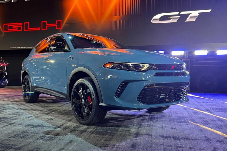 Có đến 3 phiên bản của mẫu xe SUV Dodge Hornet 2023 trình làng là R/T plug-in hybrid, xe xăng Dodge Hornet GT và sau cùng là Dodge Hornet GT GLH Concept, có sẵn chương trình độ xe Direct Connection cùng với nhiều nâng cấp mới cho chiếc xe mới nhất của hãng xe Mỹ.