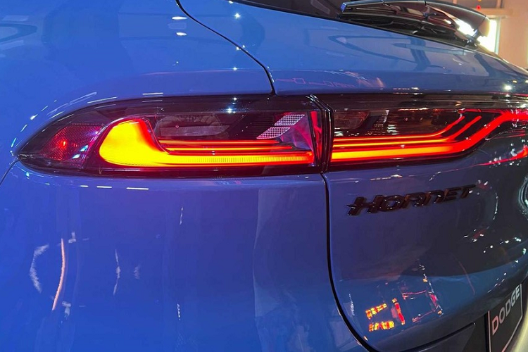 Sức mạnh đó truyền đến cầu trước, nhờ đó, giúp xe Dodge Hornet GT có thể dễ dàng tăng tốc từ vị trí xuất phát lên 97 km/h chỉ trong thời gian 6,5 giây. Đối với những người hâm mộ hiệu suất, tính năng PowerShot sẽ tăng thêm 25 mã lực tạm thời, cho phép Hornet R/T đạt tốc độ 97 km/h chỉ trong 6,1 giây.