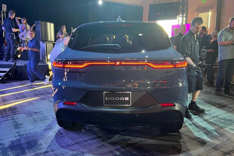 Mở cửa bước vào trong khoang lái Dodge Hornet 2023 có các nút điều khiển trung tâm và màn hình hiển thị nghiêng về phía người lái, vô-lăng đáy phẳng, xe được trang bị bảng đồng hồ 12,3 inch và màn hình giải trí Uconnect 5 có kích thước 10,25 inch. Ghế ngồi bằng chất liệu Alcantara kèm với logo Dodge Rhombi được thêu trên ghế ngồi cùng chỉ may màu đỏ.