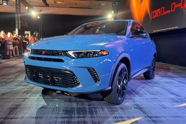 Đèn hậu thể thao của xe kéo dài dọc theo chiều rộng và có logo Dodge Rhombi. Chiếc SUV nhỏ gọn này cũng có thêm biểu tượng Hornet Badge trên tấm chắn bùn với ý nghĩa đánh dấu sự hồi sinh của thương hiệu Hornet, logo này lần đầu tiên được sử dụng trên chiếc Hudson Hornet vào những năm 1940.