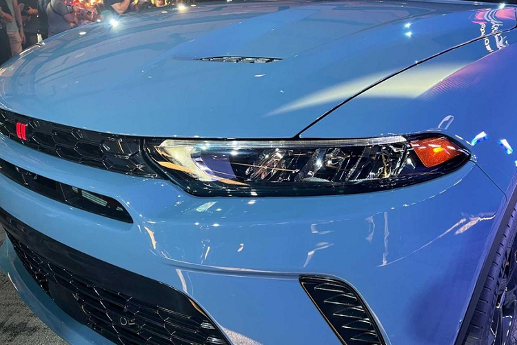 Tiếp theo là Dodge Hornet R/T sẽ được trang bị động cơ 1,3 lít, tăng áp, dẫn động cầu trước có bổ sung thêm một động cơ điện 90 kW dẫn động cầu sau cho hệ dẫn động tất cả các bánh. Công suất kết hợp của động cơ hybrid là 285 mã lực và mô-men xoắn cực đại 518 Nm. Ở chế độ chỉ chạy bằng điện, Dodge Hornet R/T có thể đi được quãng đường 48 km ở chế độ EV trong một lần sạc đầy, việc sạc pin mất 2,5 giờ bằng bộ sạc cấp 2.