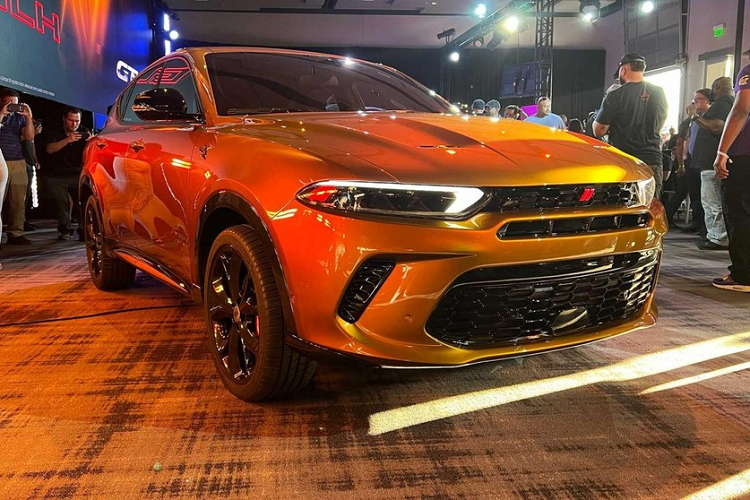 Ở thiết kế, Dodge Hornet 2023 mui xe với bộ tản nhiệt tích hợp, lưới tản nhiệt cá tính và được trang bị đèn pha LED. Bên hông xe Hornet có tấm ốp và đường viền dưới được đúc màu đen mờ tăng thêm vẻ khỏe khoắn cho chiếc SUV nhỏ gọn, riêng phiên bản Dodge Hornet R/T có tấm ốp dưới được sơn Abyss độc đáo và cản sau tích hợp ống xả kép.