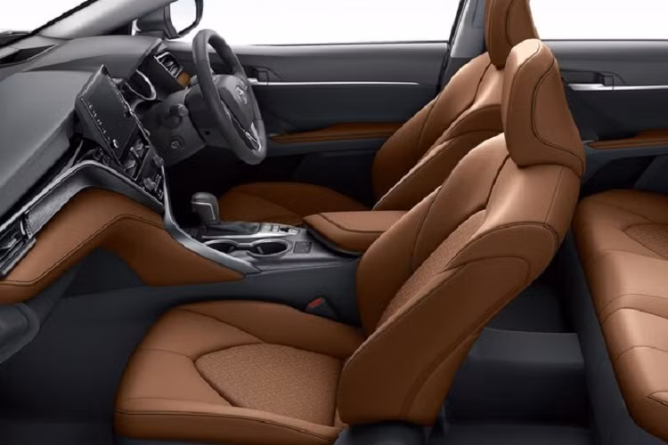 Khi mua 2 mẫu sedan hạng D "anh em song sinh" này, khách hàng Nhật Bản có thể chọn nội thất bọc da màu nâu ở cả 5 ghế, khu vực giữa mặt táp-lô, một phần của tappi cửa và cụm điều khiển trung tâm.