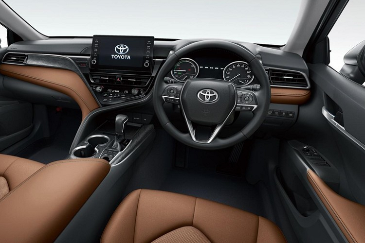 Màu sơn mới này khiến nhiều người liên tưởng đến những chiếc siêu xe như Ferrari, Porsche... Đồng thời, màu sơn mới khiến cặp đôi sedan hạng D của Nhật Bản trông trẻ trung và bắt mắt hơn. Không dừng ở đó, Toyota Camry và Daihatsu Altis 2023 còn có thêm gói bọc da nội thất mới.