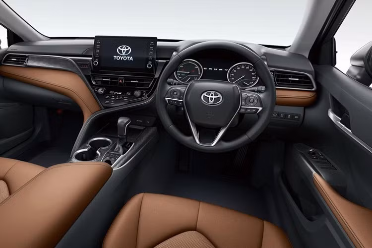 Màu sơn mới này khiến nhiều người liên tưởng đến những chiếc siêu xe như Ferrari, Porsche... Đồng thời, màu sơn mới khiến cặp đôi sedan hạng D của Nhật Bản trông trẻ trung và bắt mắt hơn. Không dừng ở đó, Toyota Camry và Daihatsu Altis 2023 còn có thêm gói bọc da nội thất mới.