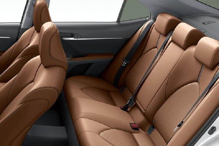 Trong khi đó, những khu vực còn lại của nội thất được bọc da màu đen tương phản. Ngoài ra, Toyota Camry và Daihatsu Altis 2023 tại thị trường Nhật Bản còn được nâng cấp với cổng USB Type C mới, thay cổng USB Type A, cho phù hợp với sự thay đổi của công nghệ. 