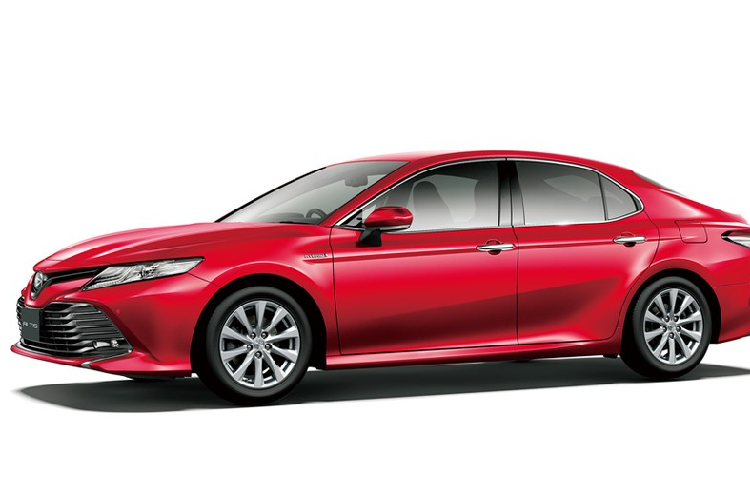 Mới đây, hãng Toyota đã tung ra phiên bản 2023 của dòng xe Camry ở thị trường Nhật Bản. Daihatsu Altis - "anh em song sinh" của Toyota Camry - cũng được áp dụng những nâng cấp tương tự. Theo đó, cặp đôi Toyota Camry và Daihatsu Altis 2023 mới đều được bổ sung màu sơn ngoại thất mới là đỏ Emotional Red III.