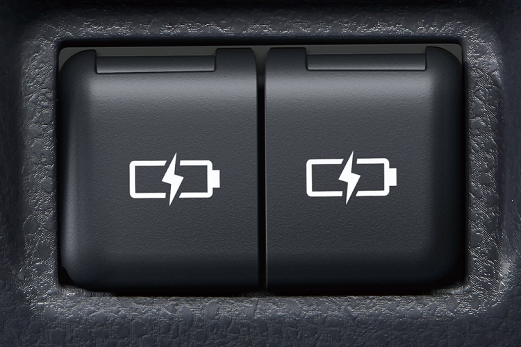 Cả Toyota Camry và Daihatsu Altis 2023 đều dùng hệ truyền động hybrid bao gồm máy xăng 4 xi-lanh, hút khí tự nhiên, dung tích 2.5L, cho công suất tối đa 178 mã lực và mô-men xoắn cực đại 221 Nm. Động cơ kết hợp với mô-tơ điện mạnh 120 mã lực/202 Nm, cụm pin Ni-MH nằm bên dưới ghế sau và hộp số tự động e-CVT.