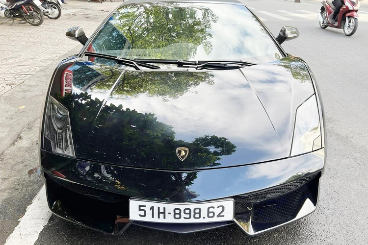 Mới đây, chiếc siêu xe Lamborghini Gallardo LP570-4 Spyder Performante màu đen dừng chân trước 1 showroom bán siêu xe ở quận 5, TP HCM với 2 bên cửa xe dán chữ UN đã báo hiệu siêu bò này đã thuộc sở hữu của ông Đặng Lê Nguyên Vũ, người hiếm hoi đang thu gom mua siêu xe tại Việt Nam hiện nay, thay vì như các tay chơi xe khác là bán.