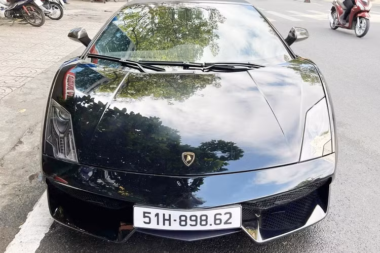Mới đây, chiếc siêu xe Lamborghini Gallardo LP570-4 Spyder Performante màu đen dừng chân trước 1 showroom bán siêu xe ở quận 5, TP HCM với 2 bên cửa xe dán chữ UN đã báo hiệu siêu bò này đã thuộc sở hữu của ông Đặng Lê Nguyên Vũ, người hiếm hoi đang thu gom mua siêu xe tại Việt Nam hiện nay, thay vì như các tay chơi xe khác là bán.