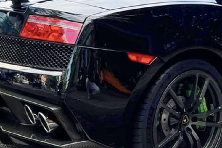 Việc tậu Lamborghini Gallardo LP570-4 Spyder Performante cũng giúp cho "vua cà phê" Việt Nam sở hữu 2 chiếc Lamborghini Gallardo mui trần cùng lúc. Ngoại thất xe vẫn được giữ lại màu đen nhưng dán thêm ký hiệu UN bên cửa xe, còn nội thất có sự thay đổi khi bảng điều khiển trung tâm của xe xuất hiện 2 bảo bối mà chúng tôi đã nhắc đến khá nhiều khi chia sẻ về xe của ông Đặng Lê Nguyên Vũ.