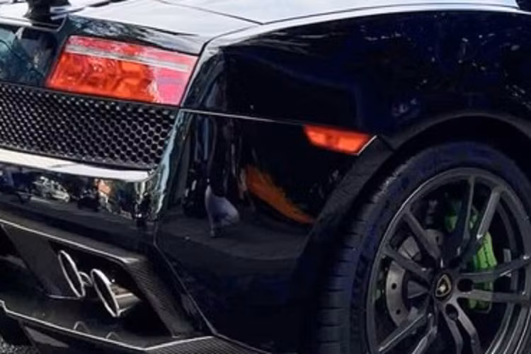 Việc tậu Lamborghini Gallardo LP570-4 Spyder Performante cũng giúp cho "vua cà phê" Việt Nam sở hữu 2 chiếc Lamborghini Gallardo mui trần cùng lúc. Ngoại thất xe vẫn được giữ lại màu đen nhưng dán thêm ký hiệu UN bên cửa xe, còn nội thất có sự thay đổi khi bảng điều khiển trung tâm của xe xuất hiện 2 bảo bối mà chúng tôi đã nhắc đến khá nhiều khi chia sẻ về xe của ông Đặng Lê Nguyên Vũ.