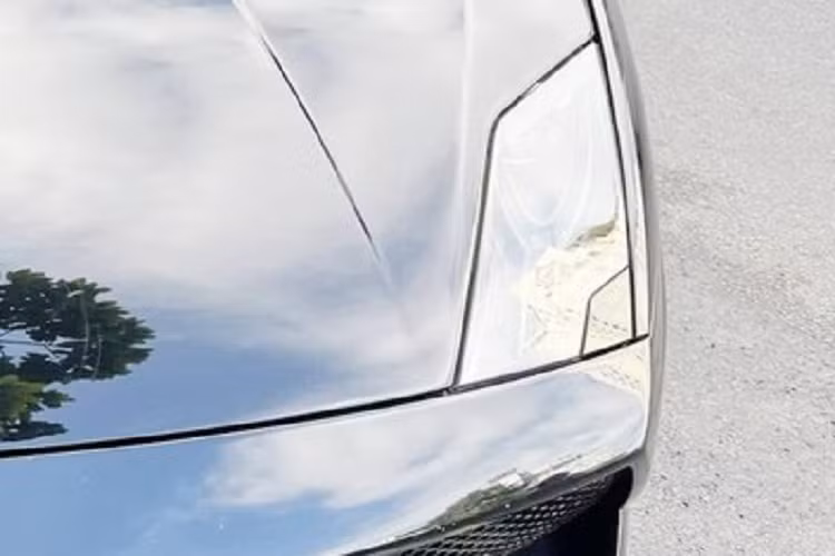 Được biết, chiếc siêu xe Lamborghini Gallardo LP570-4 Spyder Performante này từng nằm trong bộ sưu tập của 1 doanh nhân 8X có thú vui sưu tầm siêu xe và xe biển đẹp, nhưng gần 2 tháng nay, người này đã bán hết số siêu xe cùng các xe đắt tiền khác mình sở hữu, hầu hết các xe "2 cửa" đã về "đội" của nhà sưu tập xe lớn nhất Việt Nam.