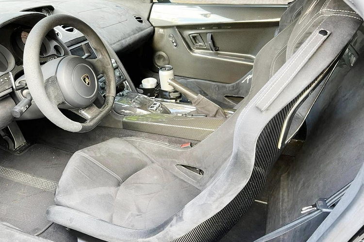 Siêu xe mui trần Lamborghini Gallardo LP570-4 Spyder Performante sử dụng cùng một động cơ V10, dung tích 5.2 lít, sản sinh ra công suất tối đa 570 mã lực và mô-men xoắn cực đại 540 Nm như bản Coupe. Sức mạnh này đã giúp xe dễ dàng thực hiện việc tăng tốc từ vị trí xuất phát lên 100 km/h chỉ trong vòng thời gian 3,9 giây trước khi đạt vận tốc tối đa 325 km/h.