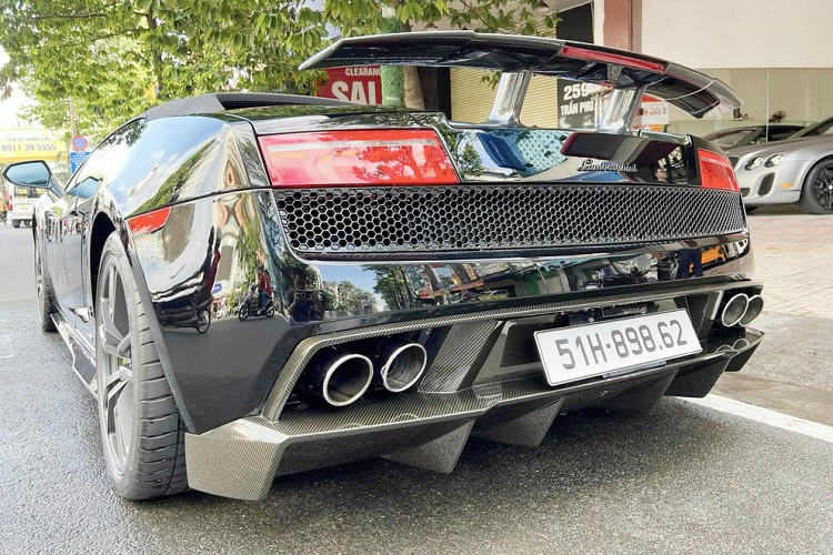 Tại thị trường Việt Nam đã ghi nhận có 2 chiếc siêu xe Lamborghini Gallardo LP570-4 Spyder Performante xuất hiện, ngoài xe trong bài còn có 1 chiếc được nhập khẩu về Campuchia, đăng ký biển số của nước bạn và đang nằm trong bộ sưu tập của 1 doanh nhân kinh doanh lĩnh vực ngành tiêu dùng, cũng là chủ nhân chiếc siêu xe triệu đô hypercar Porsche 918 Spyder màu xám, biển Campuchia.
