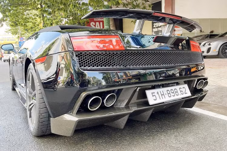 Tại thị trường Việt Nam đã ghi nhận có 2 chiếc siêu xe Lamborghini Gallardo LP570-4 Spyder Performante xuất hiện, ngoài xe trong bài còn có 1 chiếc được nhập khẩu về Campuchia, đăng ký biển số của nước bạn và đang nằm trong bộ sưu tập của 1 doanh nhân kinh doanh lĩnh vực ngành tiêu dùng, cũng là chủ nhân chiếc siêu xe triệu đô hypercar Porsche 918 Spyder màu xám, biển Campuchia.