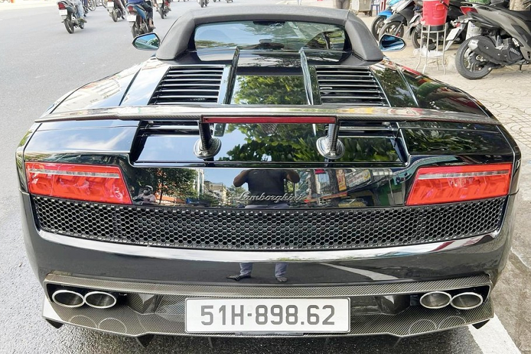 Dòng siêu xe Lamborghini Gallardo LP570-4 Spyder Performante mới được ông Vũ cầm lái trên đường phố Sài thành vào ngày 29/11 chỉ mất khoảng thời gian 20 giây để đóng mui xếp vải lại. Nếu tính luôn thời gian cửa kính xe được nâng lên, chiếc siêu xe mui trần này cần đến thời gian gần 25 giây. Quá trình đóng hoặc mở mui được thực hiện qua 1 nút bấm bên trong khoang lái.