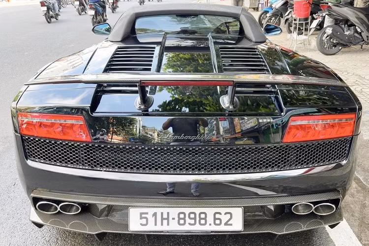 Dòng siêu xe Lamborghini Gallardo LP570-4 Spyder Performante mới được ông Vũ cầm lái trên đường phố Sài thành vào ngày 29/11 chỉ mất khoảng thời gian 20 giây để đóng mui xếp vải lại. Nếu tính luôn thời gian cửa kính xe được nâng lên, chiếc siêu xe mui trần này cần đến thời gian gần 25 giây. Quá trình đóng hoặc mở mui được thực hiện qua 1 nút bấm bên trong khoang lái.