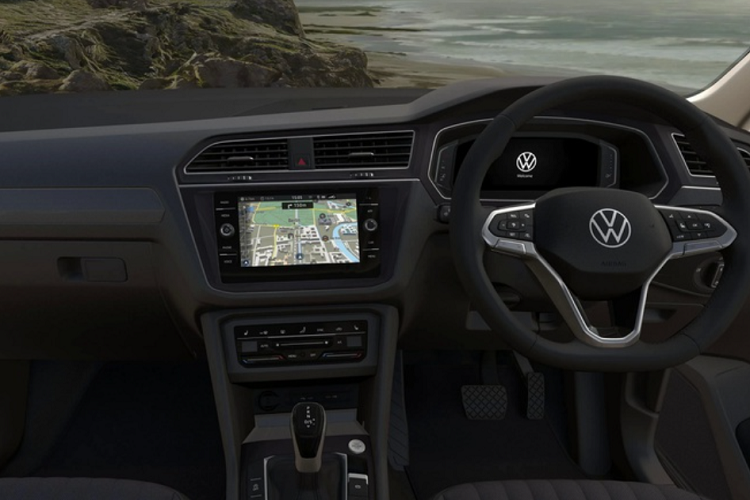 Ở các vùng khí hậu lạnh, Volkswagen cũng đang cung cấp các gói phụ kiện như xích quấn xe đi tuyết, thảm trải sàn có thể dùng trong mọi thời tiết, rèm che nắng, tấm lót khoang hành lý.