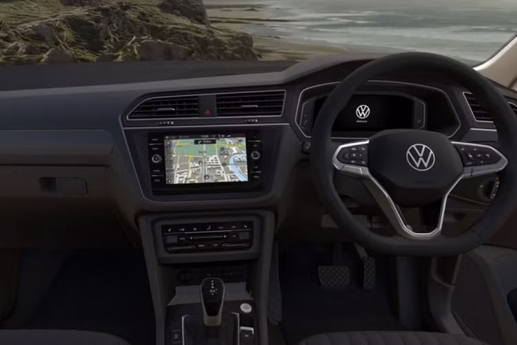 Ở các vùng khí hậu lạnh, Volkswagen cũng đang cung cấp các gói phụ kiện như xích quấn xe đi tuyết, thảm trải sàn có thể dùng trong mọi thời tiết, rèm che nắng, tấm lót khoang hành lý.