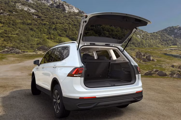 Volkswagen Tiguan Allspace Adventure chỉ có duy nhất cấu hình động cơ xăng TSI 4 xi-lanh dung tích 2.0L tăng áp sản sinh công suất 217 mã lực và mô-men xoắn 350 Nm. Sức mạnh được truyền tới cả bốn bánh thông qua hệ thống dẫn động bốn bánh 4Motion và hộp số ly hợp kép 7 cấp.