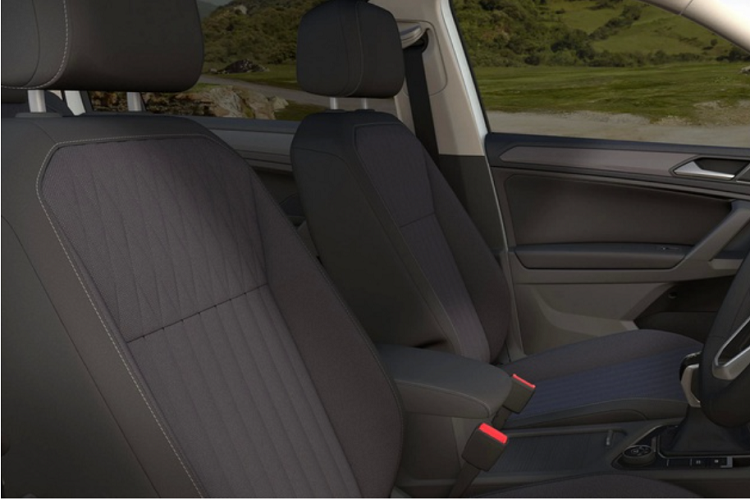 Một số trang bị tiêu chuẩn gồm tay lái trợ lý thuỷ lực điều khiển điện tử, hệ thống treo thể thao, điều hoà ba vùng, ghế sưởi bọc vải, sạc điện thoại không dây, màn hình kĩ thuật số 10,25 inch, cùng với màn hình cảm ứng 8 inch cho hệ thống thông tin giải trí hỗ trợ Android Auto không dây và Apple CarPlay, định vị bản đồ, ra lệnh bằng giọng nói và cử chỉ.