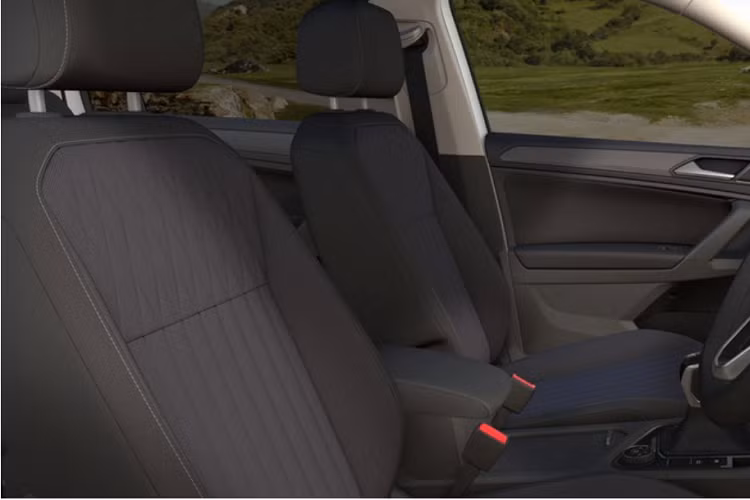 Một số trang bị tiêu chuẩn gồm tay lái trợ lý thuỷ lực điều khiển điện tử, hệ thống treo thể thao, điều hoà ba vùng, ghế sưởi bọc vải, sạc điện thoại không dây, màn hình kĩ thuật số 10,25 inch, cùng với màn hình cảm ứng 8 inch cho hệ thống thông tin giải trí hỗ trợ Android Auto không dây và Apple CarPlay, định vị bản đồ, ra lệnh bằng giọng nói và cử chỉ.