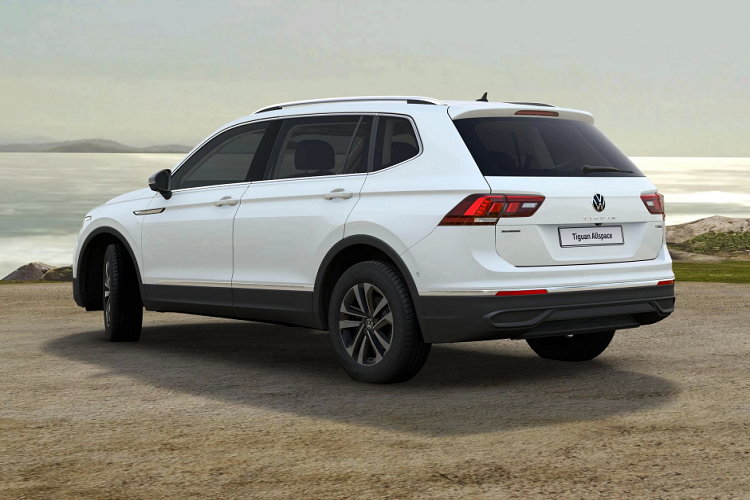 Chiều dài cơ sở trên mẫu xe SUV Volkswagen Tiguan Allspace Adventure vẫn ở mức 2.791 mm. Phục vụ cho nhu cầu đi du lịch, dã ngoại nhà sản xuất trang bị một máy phát điện xoay chiều 180 amp và một bộ pin dung lượng lớn để cung cấp năng lượng cho các thiết bị điện tử kèm theo bộ bảo vệ gầm xe khi đi địa hình.