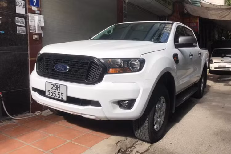 Nguyên bản chiếc xe này thuộc Ford Ranger phiên bản XLS. Sau khi người chủ đầu tiên sang tay cho người sưu tầm xe biển đẹp, chiếc Ranger XLS được dán lớp decal chrome vàng nổi bật. Tuy nhiên, lớp decal này đã được tháo bỏ khi xe độ sang phong cách F-150 Raptor.
