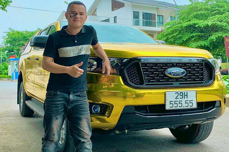 Độ Ford Ranger phong cách F-150 đã trở thành trào lưu trong giới chơi bán tải khoảng một năm trở lại đây. Thông thường, xe sẽ được độ lại dàn vỏ ngoài cùng bộ lốp lớn cho tương xứng với bodykit mới.