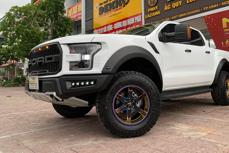 Ở bên trong, chiếc Ranger này được nâng cấp màn hình mới cùng camera 360 độ. Các chi tiết khác được giữ nguyên bản.