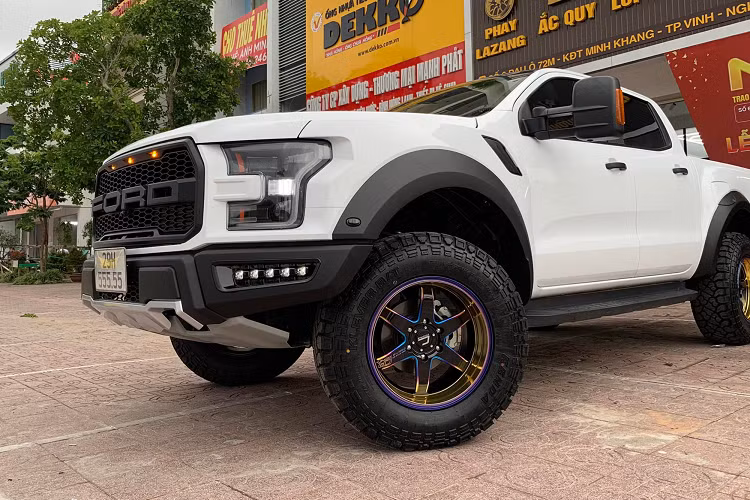 Ở bên trong, chiếc Ranger này được nâng cấp màn hình mới cùng camera 360 độ. Các chi tiết khác được giữ nguyên bản.