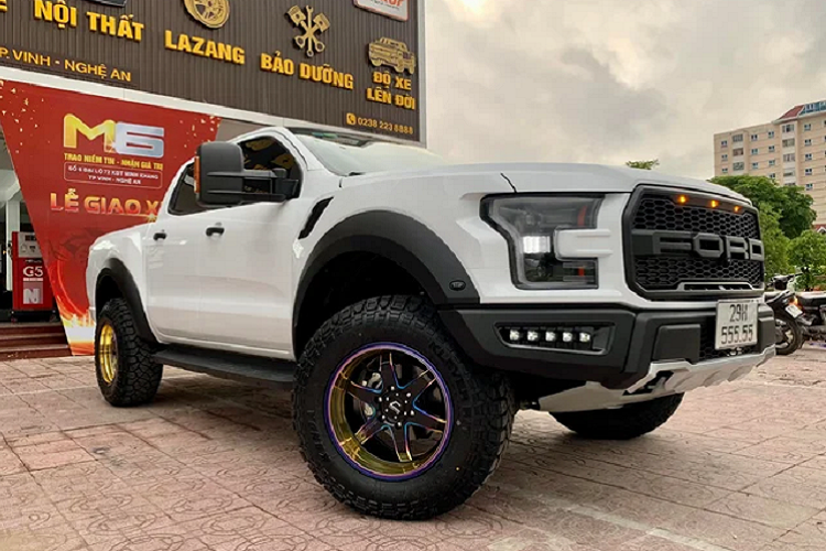 Sau khi qua một xưởng độ tại Nghệ An, chiếc Ford Ranger biển số ngũ quý 5 nổi tiếng tại Hà Nội đã thay đổi hoàn toàn diện mạo và trông giống F-150 Raptor. Chiếc Ranger này thuộc sở hữu của một người chuyên sưu tầm xe biển đẹp tại Hà Nội. Chủ xe này khá chịu chơi khi đưa xe từ Hà Nội về tới Vinh với quãng đường hơn 300 km để độ lại xe.