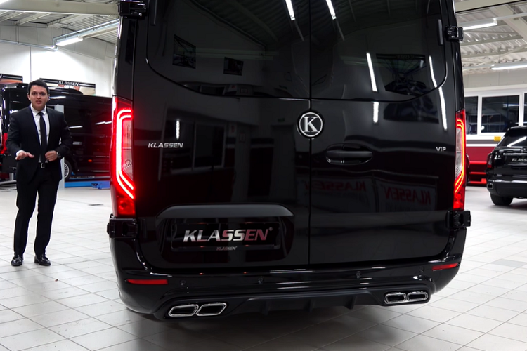 Nhưng nếu chơi trò chơi điện tử là những gì bạn hoặc hành khách thích làm, Klassen cũng có trang bị một máy Playstation 5 để giúp mọi người giải trí. Những người đam mê âm thanh chắc cũng sẽ đánh giá cao hệ thống âm thanh vòm của chiếc xe van này từ hàng ghế thứ 3. Klassen không đề cập đến giá chính xác của sản phẩm Sprinter VIP 2022 (còn gọi là King Van) nhưng dự tính nó sẽ có giá trên 200.000 USD.