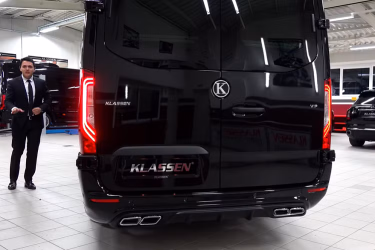 Nhưng nếu chơi trò chơi điện tử là những gì bạn hoặc hành khách thích làm, Klassen cũng có trang bị một máy Playstation 5 để giúp mọi người giải trí. Những người đam mê âm thanh chắc cũng sẽ đánh giá cao hệ thống âm thanh vòm của chiếc xe van này từ hàng ghế thứ 3. Klassen không đề cập đến giá chính xác của sản phẩm Sprinter VIP 2022 (còn gọi là King Van) nhưng dự tính nó sẽ có giá trên 200.000 USD.