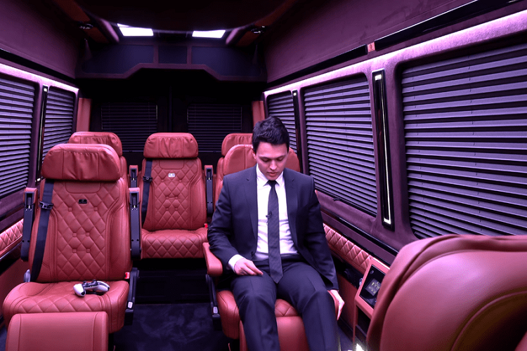 Trong khi những nâng cấp ngoại thất có phần nhẹ nhàng, tình hình nội thất lại trái ngược. Ở khu vực phía trước, thiết kế mặt táp lô vẫn giống như ở một chiếc Sprinter tiêu chuẩn. Tuy nhiên, gần như mọi bề mặt đều được trang trí bằng da màu nâu, từ vô lăng cho đến các tấm ốp cửa.